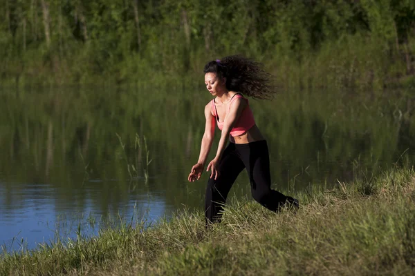 Athletic kvinna utomhus. — Stockfoto