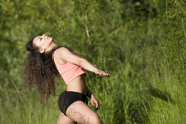 Kvinna dansar i naturen. — Stockfoto