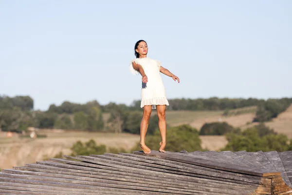 Junge Frau auf Zehenspitzen im Freien. — Stockfoto