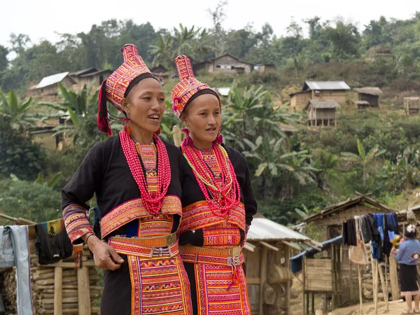 Традиционные костюмы для женщин-акха . — стоковое фото