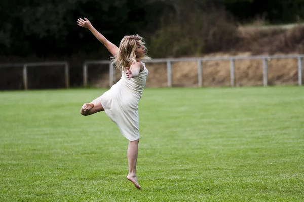 Bailarina rubia saltando . —  Fotos de Stock