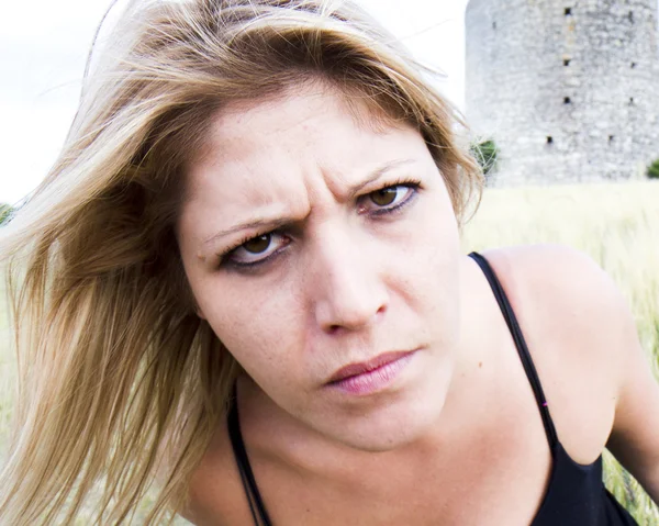 Retrato de uma rapariga suspeita . — Fotografia de Stock