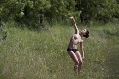 üstsüz çağdaş dans alanında