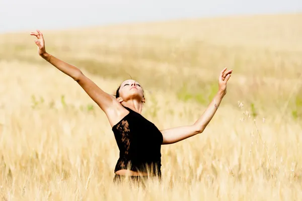 Mujer elegante y sexy en un campo de trigo . —  Fotos de Stock