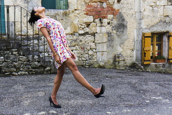 Bailarina caminando al aire libre . — Foto de Stock