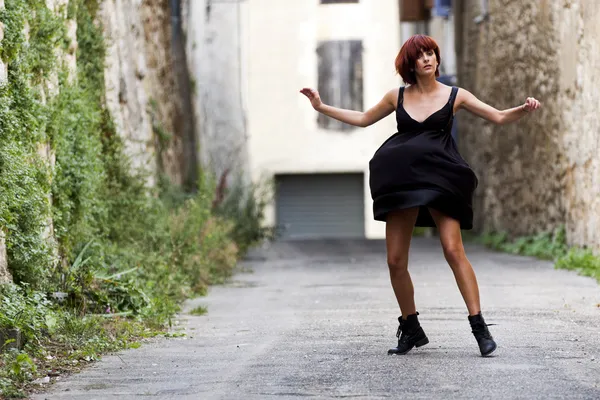 Dançarina sozinha em uma rua . — Fotografia de Stock