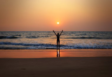 gün batımında kız