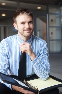 yakışıklı bir genç işadamı portresi