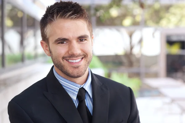 Retrato de um belo jovem empresário — Fotografia de Stock