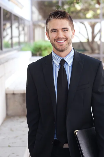 Retrato de um belo jovem empresário — Fotografia de Stock