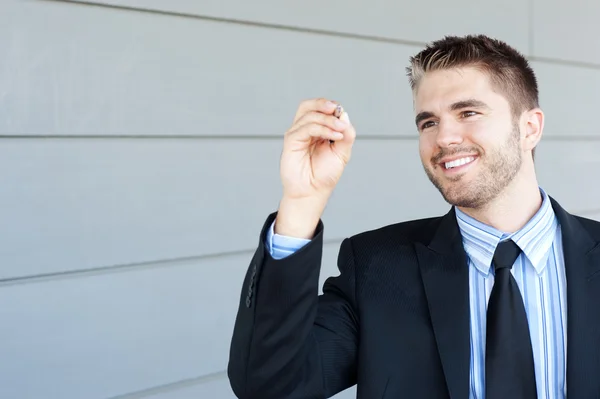 Porträt eines hübschen jungen Geschäftsmannes — Stockfoto