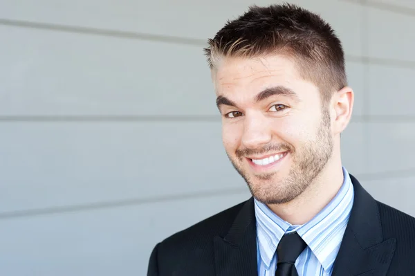 Retrato de um belo jovem empresário — Fotografia de Stock