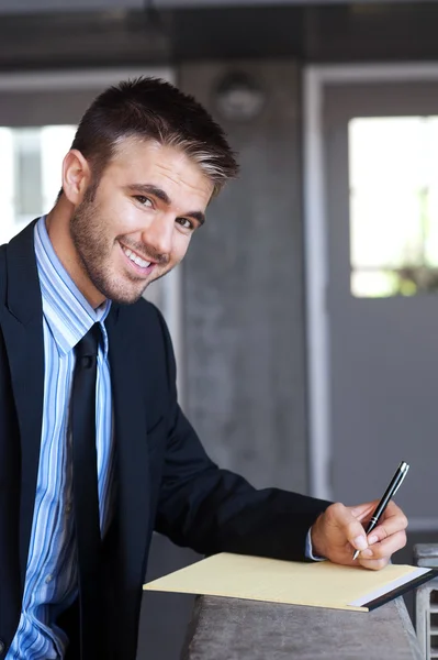 Retrato de um belo jovem empresário — Fotografia de Stock