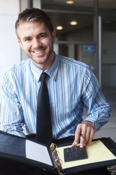 Porträt eines hübschen jungen Geschäftsmannes — Stockfoto