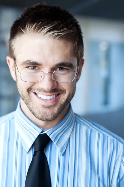 Porträt eines hübschen jungen Geschäftsmannes — Stockfoto