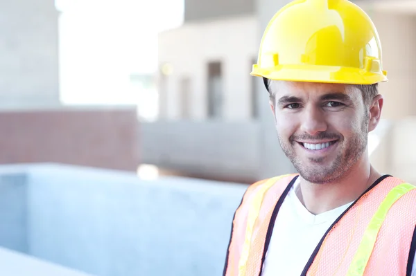 Portrait d'un travailleur de la construction heureux — Photo