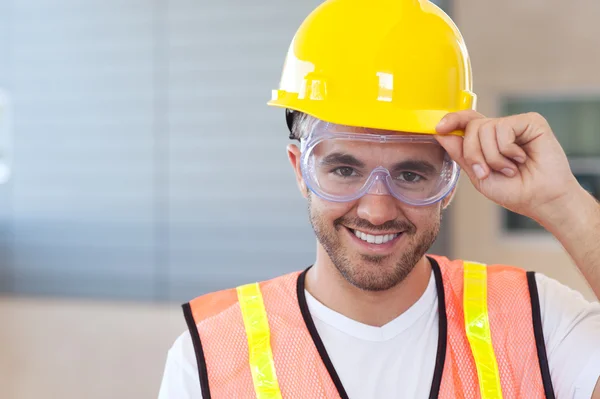 Portret van een gelukkige bouwvakker — Stockfoto