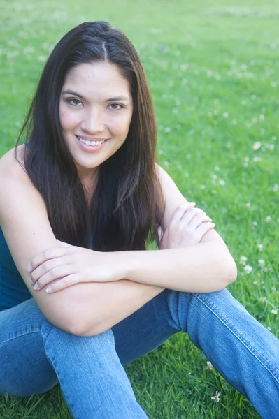 Retrato de una atractiva mujer asiática — Foto de Stock