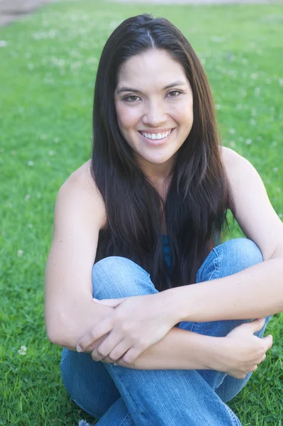 Retrato de uma mulher asiática atraente — Fotografia de Stock