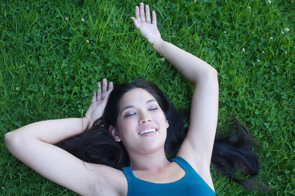 Retrato de una atractiva mujer asiática — Foto de Stock