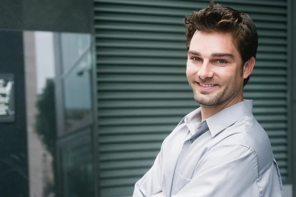 Porträt eines glücklichen jungen Geschäftsmannes — Stockfoto