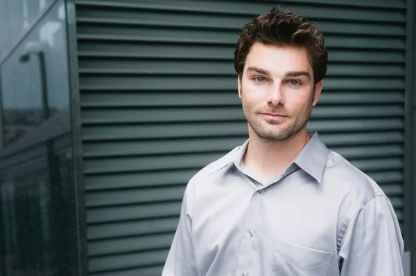 Porträt eines jungen Geschäftsmannes — Stockfoto