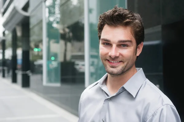 Porträtt av en lycklig ung affärsman — Stockfoto