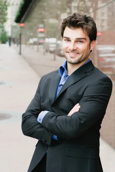 Portret van een gelukkige jonge zakenman — Stockfoto