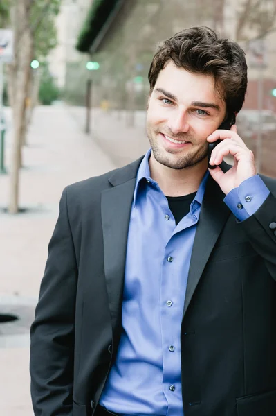 Porträt eines jungen Geschäftsmannes am Telefon — Stockfoto