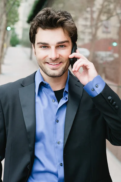 Portret van een jonge zakenman aan de telefoon — Stockfoto