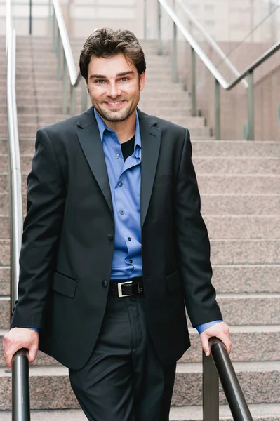 Porträt eines glücklichen jungen Geschäftsmannes — Stockfoto