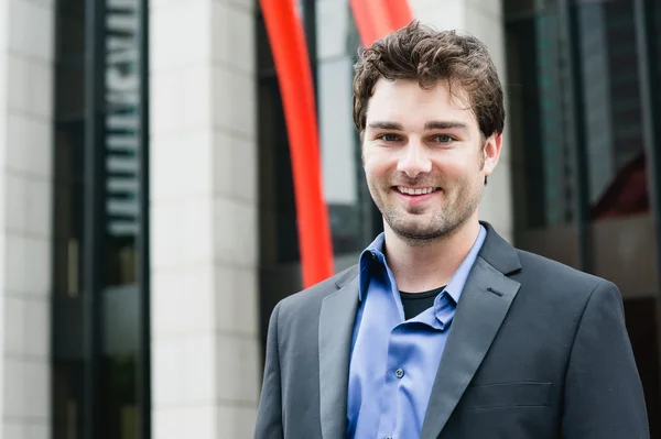 Retrato de un joven empresario feliz —  Fotos de Stock