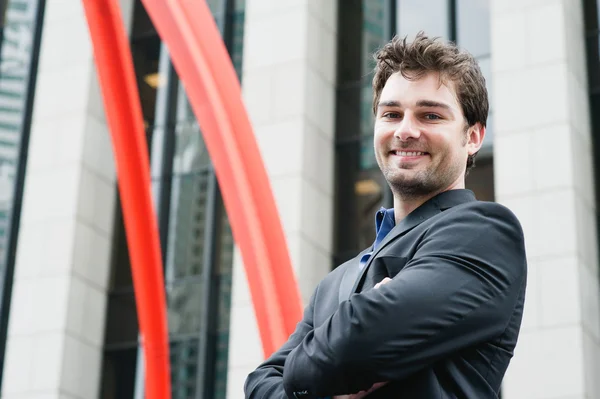 Retrato de un joven empresario feliz — Foto de Stock