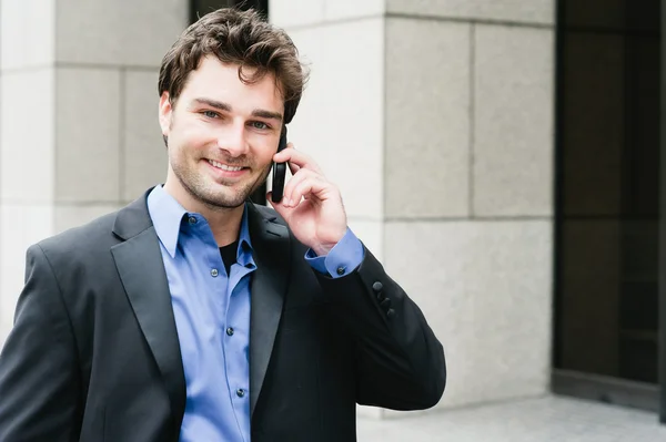 Retrato de um jovem empresário ao telefone — Fotografia de Stock