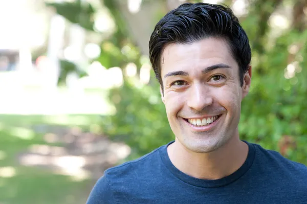 Retrato de un joven guapo — Foto de Stock