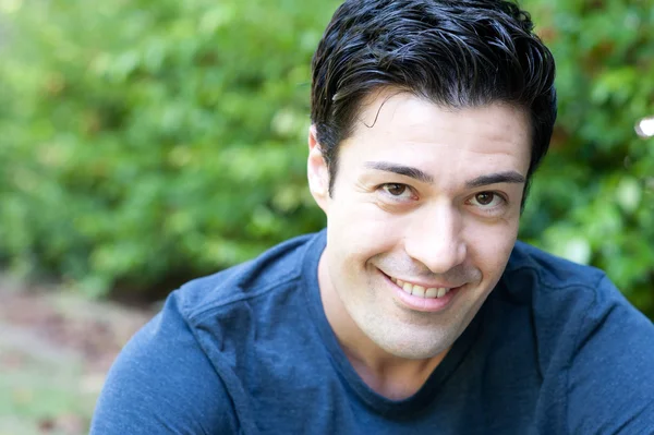 Retrato de un joven guapo — Foto de Stock