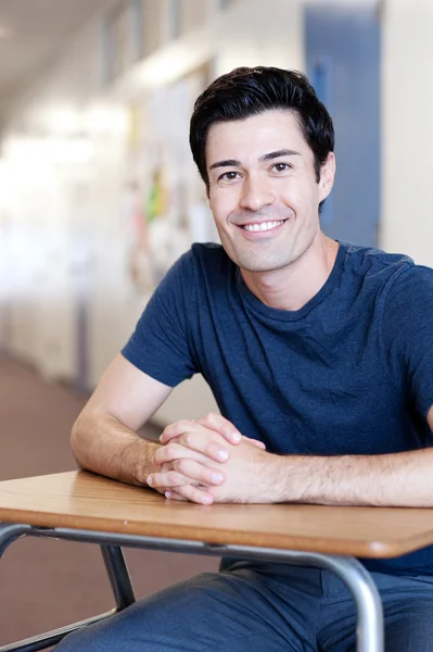 Portrait d'un beau jeune étudiant masculin — Photo