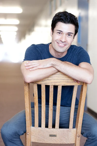 Retrato de un joven estudiante guapo — Foto de Stock