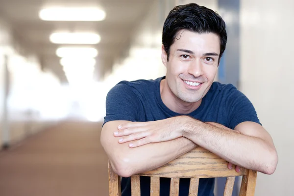 Retrato de un joven estudiante guapo — Foto de Stock