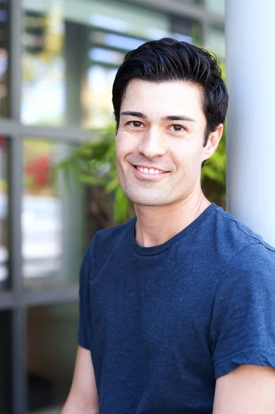 Retrato de un joven estudiante guapo —  Fotos de Stock