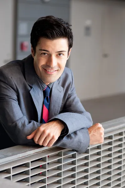 Retrato de um jovem empresário — Fotografia de Stock