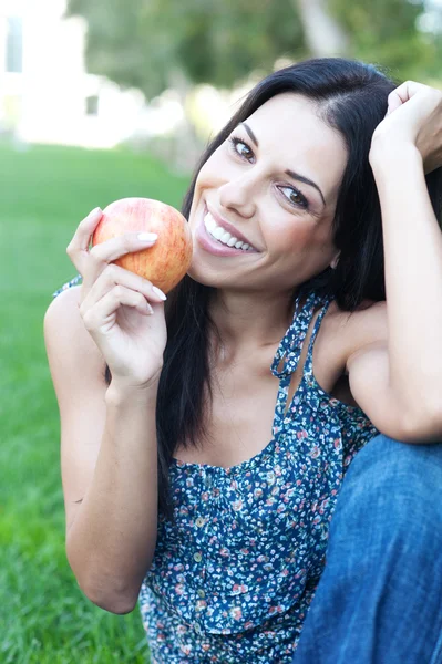 Portret van vrij jonge vrouw — Stockfoto