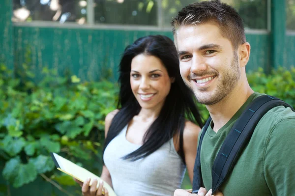 Ritratto di due studenti universitari — Foto Stock