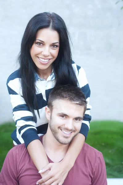 Retrato de una joven pareja feliz — Foto de Stock