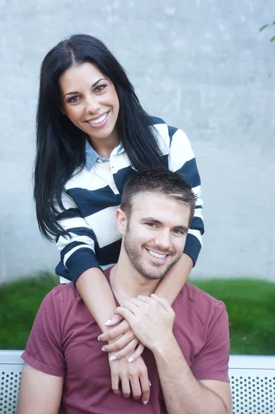 Porträt eines jungen glücklichen Paares — Stockfoto