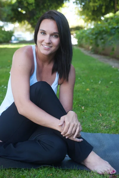 Hermosa joven haciendo yoga —  Fotos de Stock