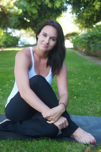 Hermosa joven haciendo yoga —  Fotos de Stock