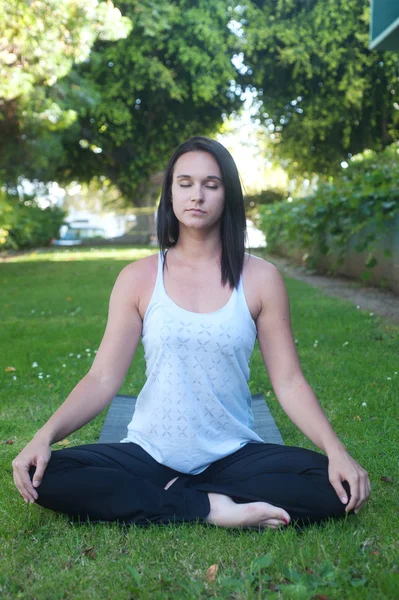 Belle jeune femme faisant du yoga — Photo