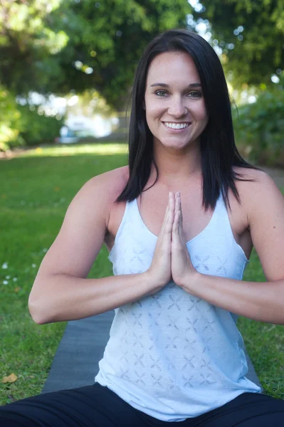 Belle jeune femme faisant du yoga — Photo