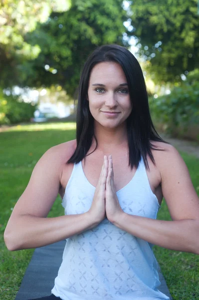 Belle jeune femme faisant du yoga — Photo